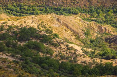 Güney Kafkasya dağlarının güzel manzarası. Tatev, Ermenistan.
