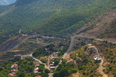 Güney Kafkasya dağlarının güzel manzarası. Arka planda kablolu araba var. Tatev, Ermenistan Kanatları.