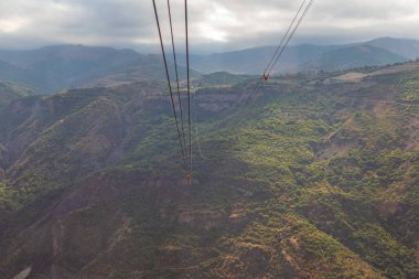 Güney Kafkasya dağlarının güzel manzarası. Arka planda kablolu araba var. Tatev, Ermenistan Kanatları.