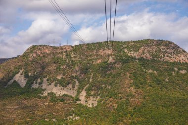 Güney Kafkasya dağlarının güzel manzarası. Arka planda kablolu araba var. Tatev, Ermenistan Kanatları.