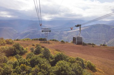 Tatev, Ermenistan - 03 Eylül 2019 Güney Kafkasya dağlarının manzarası. Arka planda kablolu araba var. Tatev, Ermenistan Kanatları.