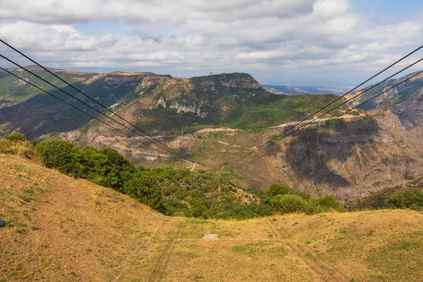 Güney Kafkasya dağlarının güzel manzarası. Arka planda kablolu araba var. Tatev, Ermenistan Kanatları.