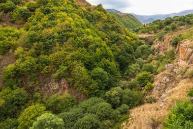 Güney Kafkasya dağlarının güzel manzarası. Tatev, Ermenistan.