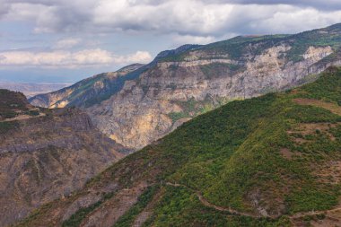 Güney Kafkasya dağlarının güzel manzarası. Tatev, Ermenistan.
