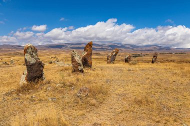 Ermenistan 'ın Sisian kasabası yakınlarındaki tarih öncesi arkeoloji sahasının Carahunge manzarası. Ermeni Stonehenge.
