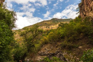 Güney Kafkasya dağlarının güzel manzarası. Tatev, Ermenistan.