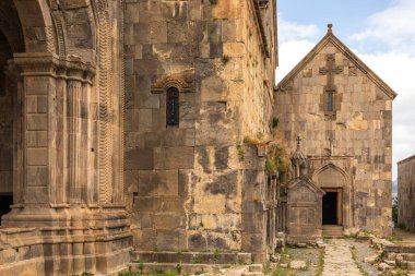 Tatev Manastırı, 9. yüzyıl Ermeni Havari Hristiyan manastırı Ermenistan 'ın Tatev köyü yakınlarındaki büyük bir bazalt platosunda yer alıyor..