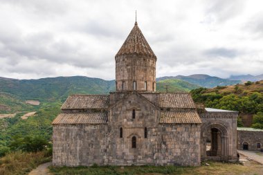 Tatev Manastırı, 9. yüzyıl Ermeni Havari Hristiyan manastırı Ermenistan 'ın Tatev köyü yakınlarındaki büyük bir bazalt platosunda yer alıyor..