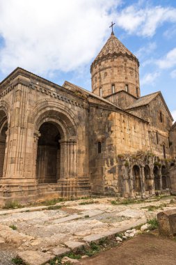 Tatev Manastırı, 9. yüzyıl Ermeni Havari Hristiyan manastırı Ermenistan 'ın Tatev köyü yakınlarındaki büyük bir bazalt platosunda yer alıyor..