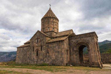 Tatev Manastırı, 9. yüzyıl Ermeni Havari Hristiyan manastırı Ermenistan 'ın Tatev köyü yakınlarındaki büyük bir bazalt platosunda yer alıyor..