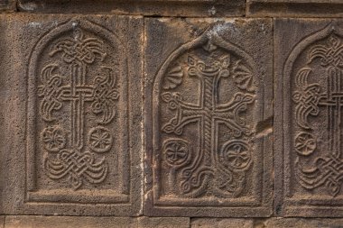 Tatev, Ermenistan - 03 Eylül 2019: Tatev Manastırı 'nın duvarlarında kutsal yazıtlar var. 9. yüzyıl Ermeni Havari Hristiyan Manastırı.