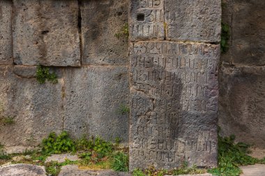 Tatev, Ermenistan - 03 Eylül 2019: Tatev Manastırı 'nın duvarlarında kutsal yazıtlar var. 9. yüzyıl Ermeni Havari Hristiyan Manastırı.
