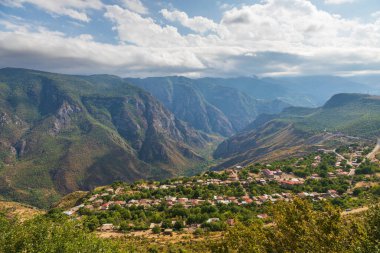 Vorotan boğazının kıyısındaki Tatev Belediyesi 'nin Halidzor köyü manzaralı. Ermenistan.