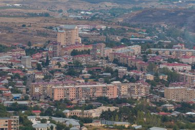Dağlık Karabağ 'ın en büyük kasabası olan Stepanakert manzarası. Arka planda dağ.
