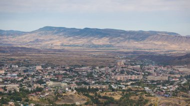 Dağlık Karabağ 'ın en büyük kasabası olan Stepanakert manzarası. Arka planda dağ.