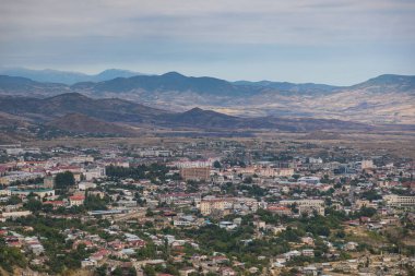 Dağlık Karabağ 'ın en büyük kasabası olan Stepanakert manzarası. Arka planda dağ.
