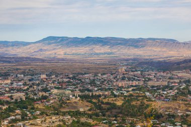 Dağlık Karabağ 'ın en büyük kasabası olan Stepanakert manzarası. Arka planda dağ.
