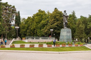 Stepanakert, Nagorno- Karabağ - 04 Eylül 2019: Şehir merkezindeki parkta Stepan Shaumian Anıtı.