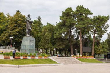 Stepanakert, Nagorno- Karabağ - 04 Eylül 2019: Şehir merkezindeki parkta Stepan Shaumian Anıtı.