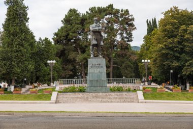 Stepanakert, Nagorno- Karabağ - 04 Eylül 2019: Şehir merkezindeki parkta Stepan Shaumian Anıtı.