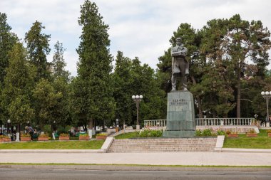 Stepanakert, Nagorno- Karabağ - 04 Eylül 2019: Şehir merkezindeki parkta Stepan Shaumian Anıtı.