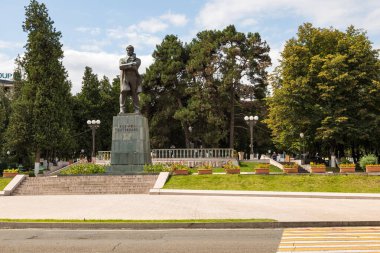 Stepanakert, Nagorno- Karabağ - 04 Eylül 2019: Şehir merkezindeki parkta Stepan Shaumian Anıtı.