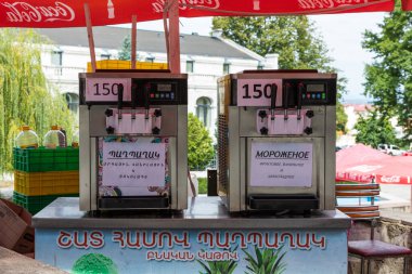 Stepanakert, Artsakh Cumhuriyeti, Azerbaycan - 04. - 30. 2019: Stepanakert caddelerinin manzarası. Dondurma makineleri.