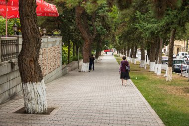 Stepanakert, Artsakh Cumhuriyeti, Azerbaycan - 04. - 30. 2019: Stepanakert caddelerinin manzarası. İnsanlar yolda yürür.