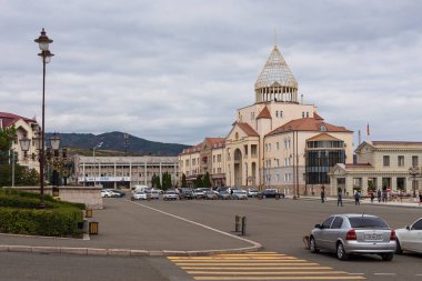 Stepanakert, Artsakh Cumhuriyeti, Azerbaycan - 04 Eylül 2019: Stepanakert şehir sokaklarının görüntüsü. Cadde boyunca muazzam bir yapı..