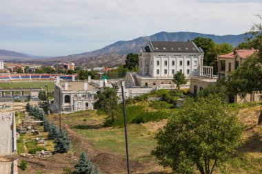 Stepanakert, Artsakh Cumhuriyeti, Azerbaycan - 04 Eylül 2019: Stepanakert 'in merkezinde güzel bir mimari. Arka planda dağ.