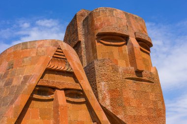 Stepanakert, Artsakh Cumhuriyeti, Azerbaycan - 04 Eylül 2019: Dağlarımızız Anıtı, Tatik Papik olarak da bilinir - büyükanne ve büyükbaba.