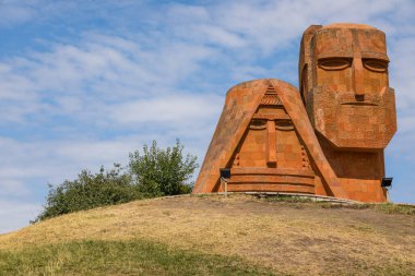 Stepanakert, Artsakh Cumhuriyeti, Azerbaycan - 04 Eylül 2019: Dağlarımızız Anıtı, Tatik Papik olarak da bilinir - büyükanne ve büyükbaba.