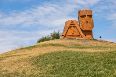 Stepanakert, Artsakh Cumhuriyeti, Azerbaycan - 04 Eylül 2019: Dağlarımızız Anıtı, Tatik Papik olarak da bilinir - büyükanne ve büyükbaba.