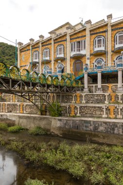 Vangli 'de tekne şeklinde bir otel. Arkadaki Kafkas Dağları. Vangli, Dağ- Karabağ, Azerbaycan.