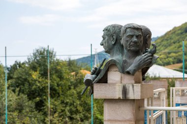 Vangli, Nagorno- Karabakh, Azerbaycan - 04 Eylül 2019: Turist Vangli kasabasında üç kafanın heykeli. Yerel kahraman..