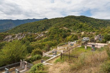 Vank, Nagorno Karabakh, Azerbaycan - 04 Eylül 2019: 13. yüzyıl Gandzasar Manastırı yakınlarındaki mezarlığın manzarası. Arka planda Kafkas Dağları.