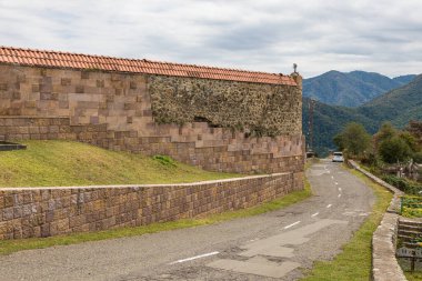 Vank yakınlarındaki Gandzasar Manastırı etrafındaki duvarlar, Dağlık Karabağ, Azerbaycan.