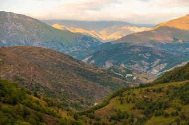 Kafkas Dağları 'nda güzel, renkli bir gün batımı. Dağlık Karabağ, Azerbaycan.