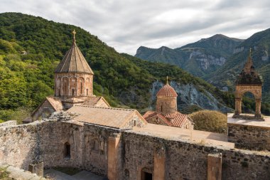 Dadivank ya da Khutavank, Kalbajar 'daki Ermeni Havari Manastırı. Ana manastır komplekslerinden biri ortaçağ Ermenistan, Dağlık Karabağ, Azerbaycan.