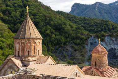 Dadivank ya da Khutavank, Kalbajar 'daki Ermeni Havari Manastırı. Ana manastır komplekslerinden biri ortaçağ Ermenistan, Dağlık Karabağ, Azerbaycan.