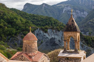 Dadivank ya da Khutavank, Kalbajar 'daki Ermeni Havari Manastırı. Ana manastır komplekslerinden biri ortaçağ Ermenistan, Dağlık Karabağ, Azerbaycan.