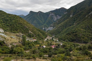 Güney Kafkasya dağlarının güzel manzarası. Kalbajar, Dağlık Karabağ, Azerbaycan.