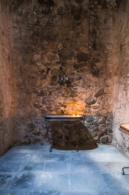 Dadivank ya da Khutavank 'ın içi, peş peşe kutsal turuncu mumlar. Kalbajar 'daki Ermeni Havari Manastırı. Dadivank, Dağlık Karabağ, Azerbaycan.