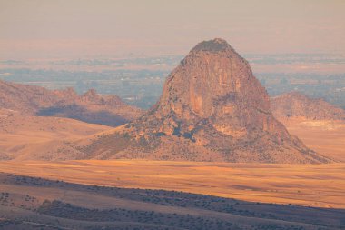 Kafkas Dağı 'nın manzarası. Güzel gün batımı, sarı-altın renkleri. Ermenistan.