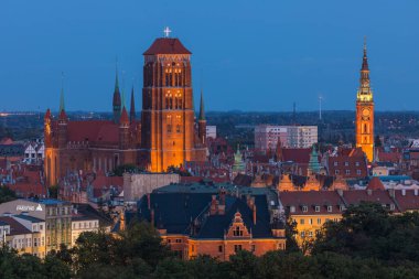 Gdansk, Poland- 13 Eylül 2019: Gdansk 'ın gece manzarası. Ön planda Aziz Mary Bazilikası. Güzellik aydınlatması.