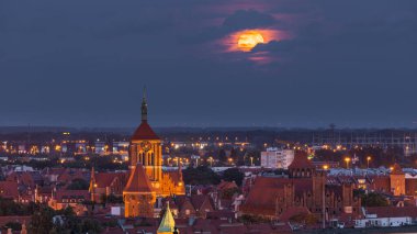 Gdansk, Poland- 13 Eylül 2019: Gdansk 'ın gece manzarası. Ön plandaki St. John Kilisesi. Güzellik aydınlatması.