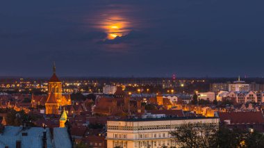 Gdansk, Poland- 13 Eylül 2019: Gdansk 'ın gece manzarası. Ön plandaki St. John Kilisesi. Güzellik aydınlatması.