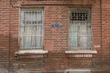 Gürcistan, Tiflis - 06 Eylül 2019: Eski Tiflis Kasabası 'nda geleneksel mimari. Kırmızı tuğla cephe. Parmaklıklı pencereler. Tiflis, Gürcistan.