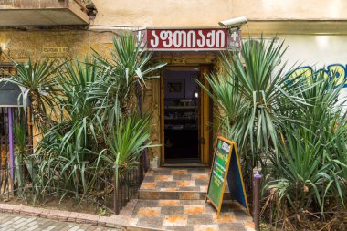 Georgia, Tiflis - 06 Eylül 2019: Restorana Entarnce. Tiflis 'in Eski Kasabası' ndaki geleneksel taş cepheli evler. Başkent.
