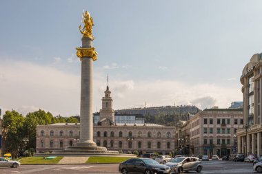 Tiflis, Gürcistan - 06 Eylül 2019: Özgürlük Meydanı veya Özgürlük Anıtı ile Özgürlük Meydanı, Aziz George Heykeli.